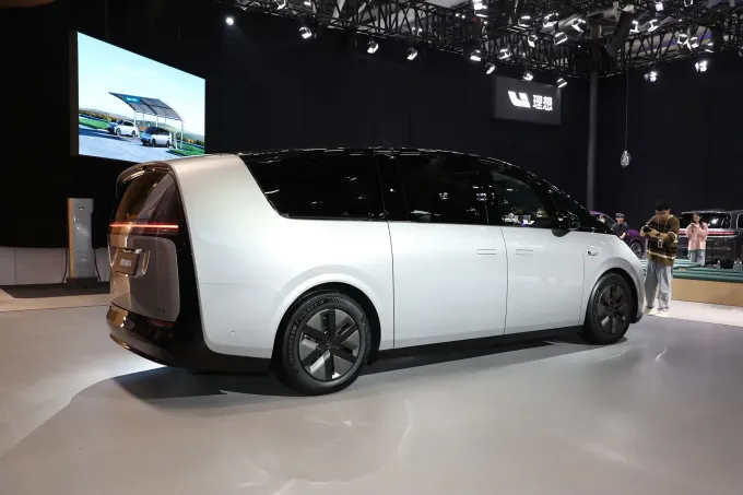 5 pintu listrik 7 kursi MPV 700km Long Range MPV EV Car Lixiang Mega 1